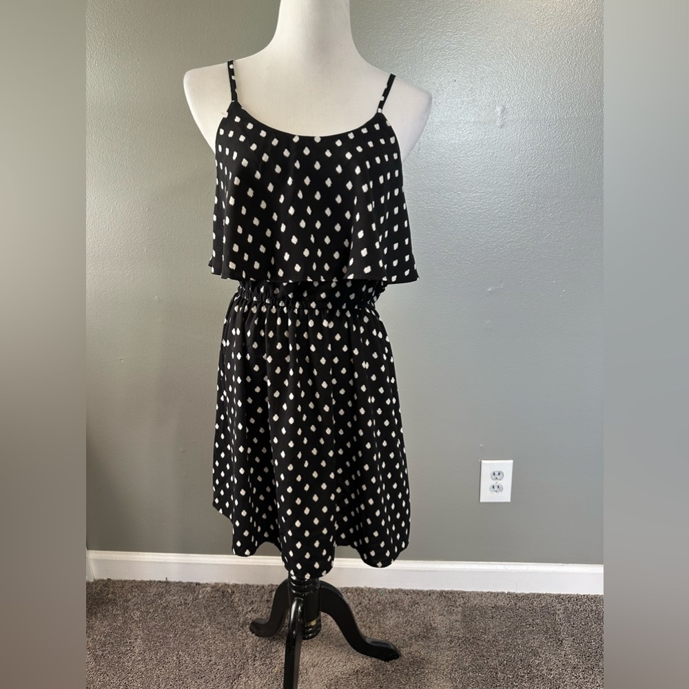Ellen women’s size small sleeveless dress with flow top black and white